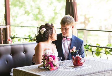 mutlu damat ve gelin beraber eğleniyor kafede. mutlu yeni evli çift, düğün