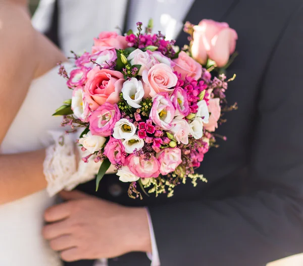 Bouquet de casamento agradável na mão noivas — Fotografia de Stock