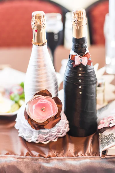 Украшение бутылок шампанского в день свадьбы — стоковое фото
