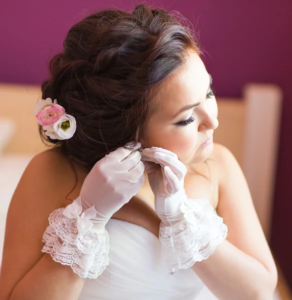 Elegante bruid zetten oorbellen close-up, bruiloft voorbereiden — Stockfoto