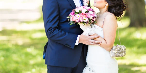 Beau bouquet de mariage dans la main des mariées — Photo