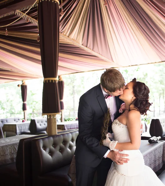 Красивая романтическая свадебная пара поцелуи и объятия — стоковое фото