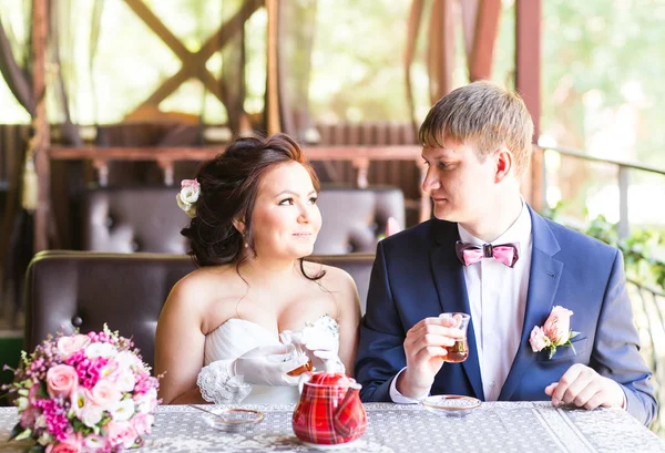 Bruid en bruidegom zijn het drinken van thee. — Stockfoto