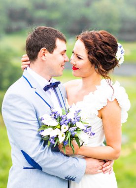 Gelin ve damat düğün buketiyle