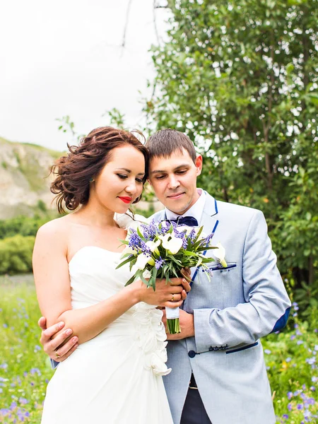 Noiva e noivo com buquê de casamento — Fotografia de Stock