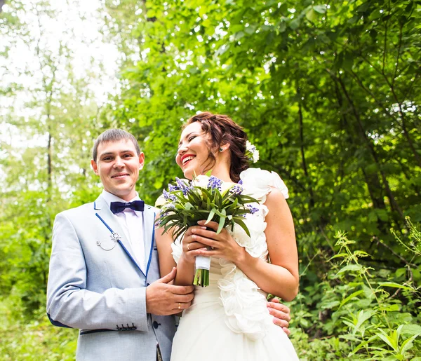 Schönes kaukasisches Paar hat gerade geheiratet — Stockfoto