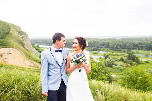 Belo casal caucasiano acabou de se casar — Fotografia de Stock