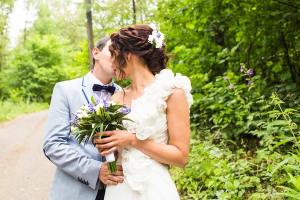 Mooie Kaukasische paar net getrouwd — Stockfoto