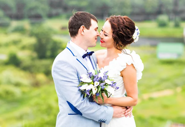Bruid en bruidegom met bruidsboeket — Stockfoto