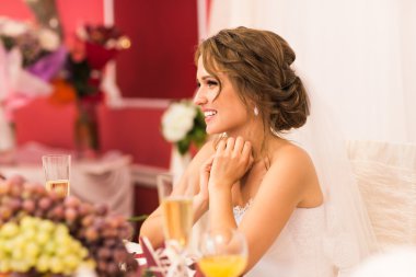 Gelin portresi. Bir restoranda Resepsiyon düğün kutlama.