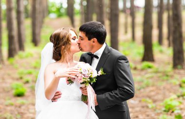 Gelin ve damat öp