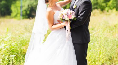 Gelinlerin elinde güzel bir buket.