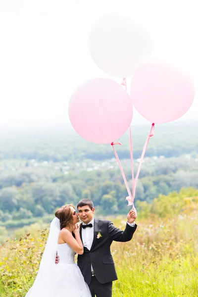 Férias de verão, celebração e conceito de casamento - casal com balões coloridos — Fotografia de Stock