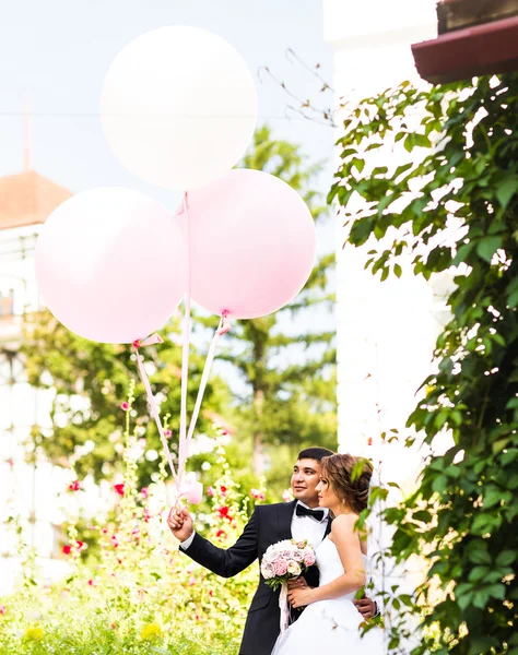 Vacances d'été, célébration et concept de mariage - couple avec des ballons colorés — Photo