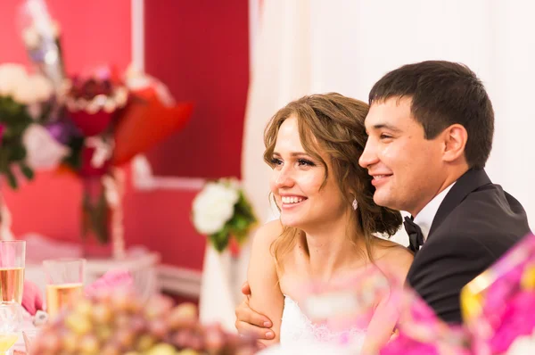 Recién casados sentados juntos. Celebración, recepción de bodas en un restaurante . — Foto de Stock