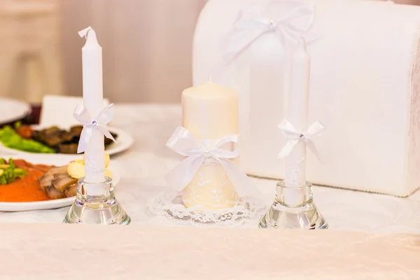 Bílé svíčky na svícny. Svatební výzdoba myšlenka. — Stock fotografie