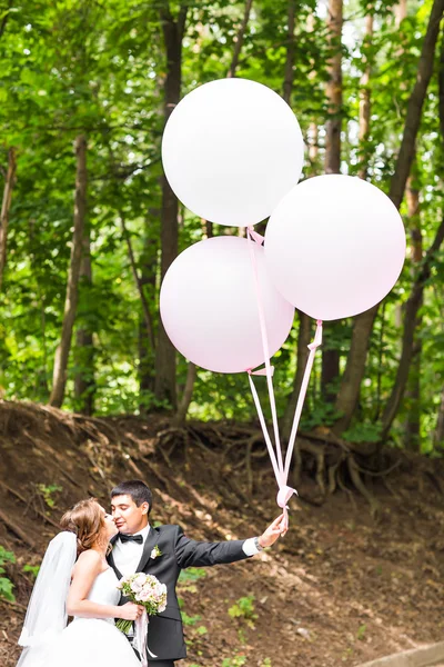Sommerurlaub, Feier und Hochzeitskonzept - Paar mit bunten Luftballons — Stockfoto