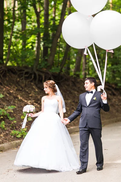 Vacaciones de verano, celebración y concepto de boda - pareja con globos de colores —  Fotos de Stock