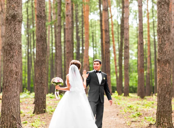 Brud och brudgum dansar i naturen. Bröllopsdansen utomhus — Stockfoto