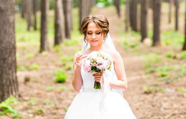 Menina noiva bonita em vestido de noiva e buquê de flores, ao ar livre retrato — Fotografia de Stock