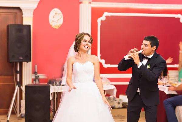 Bräutigam spielt Flöte für seine Braut. Hochzeitsgesellschaft — Stockfoto