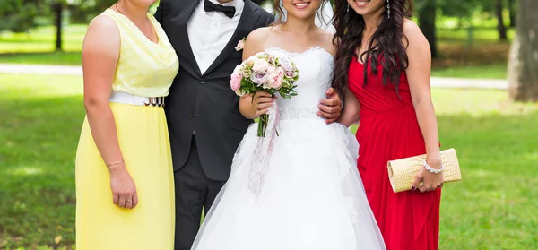 Familiengruppe bei der Hochzeit — Stockfoto