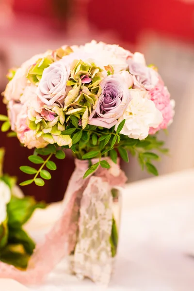 Rich bunch of  roses in vase on bride and groom table — Stock Photo, Image
