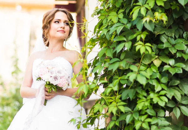아름 다운 신부 웨딩 드레스와 부케 꽃, 야외 초상화의 여자 — 스톡 사진
