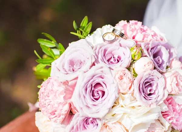 Primer plano de ramo de novia y anillos de boda — Foto de Stock