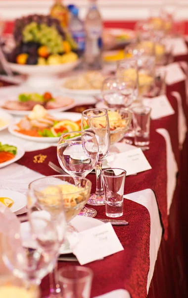 Serviço de mesa de catering set com prataria, guardanapo e vidro no restaurante antes da festa — Fotografia de Stock