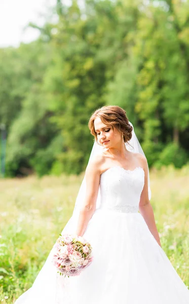 Bella sposa con mazzo di fiori all'aperto — Foto Stock
