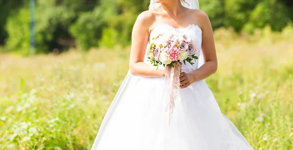 Bouquet de casamento agradável na mão noivas — Fotografia de Stock