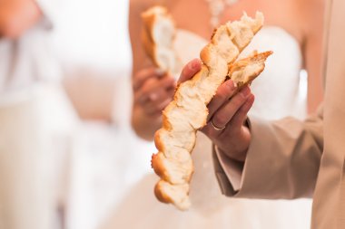 Ev yapımı çörek el ile düzenliyor