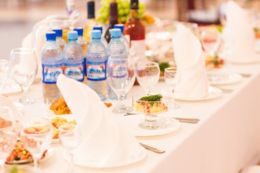 lüks Ziyafet masada şarap için farklı lezzetli aperatifler