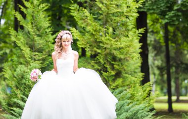 Güzel gelin düğün buket çiçek yeşil park açık havada'ile.