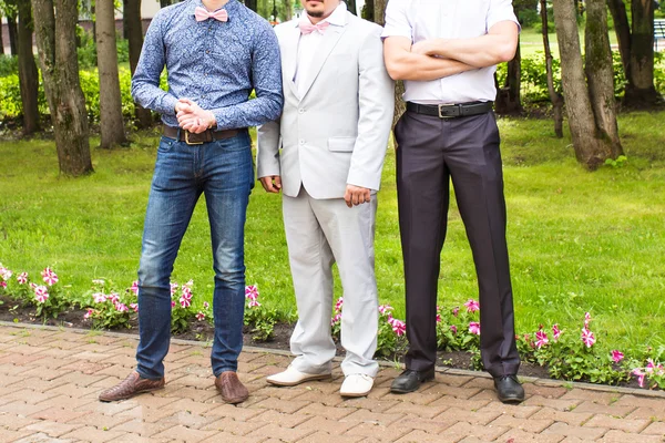 Üç arkadaş, damat ile eğleniyor sağdıç