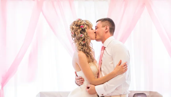 Noiva feliz e noivo em seu casamento beijando — Fotografia de Stock