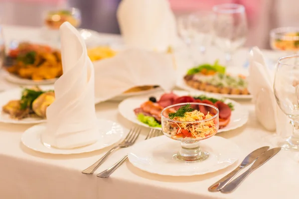 Diferentes lanches saborosos para vinho na mesa de banquete de luxo — Fotografia de Stock