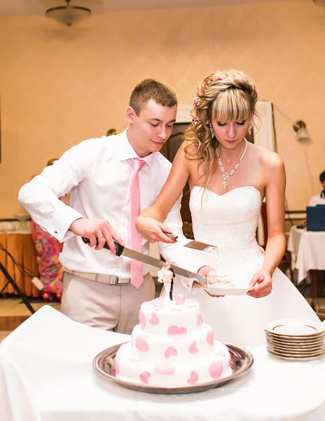 Bride and a groom is cutting their wedding cake — Stock Photo, Image