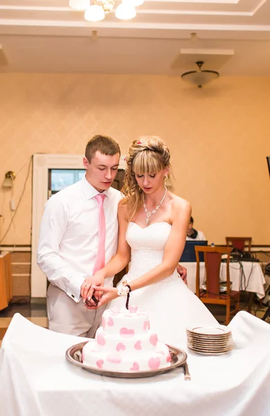 A menyasszony és a vőlegény felvágják az esküvői tortájukat. — Stock Fotó