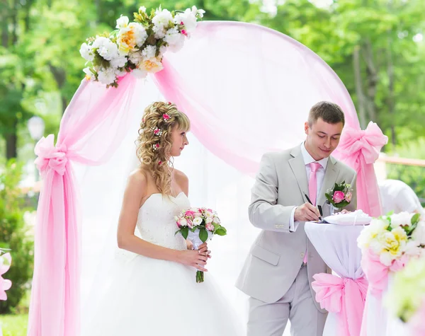 Elegant bröllop ceremoni eleganta blonda bruden och brudgummen utomhus — Stockfoto