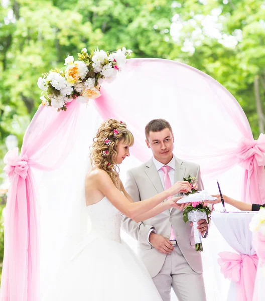 Cerimônia de casamento elegante noiva loira elegante e noivo ao ar livre — Fotografia de Stock