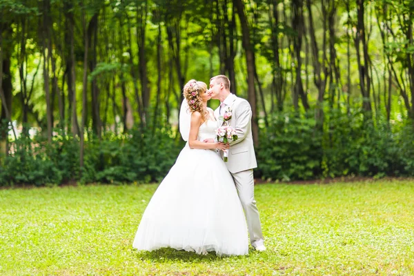 Casal jovem desfrutando de momentos românticos fora em um parque de verão — Fotografia de Stock