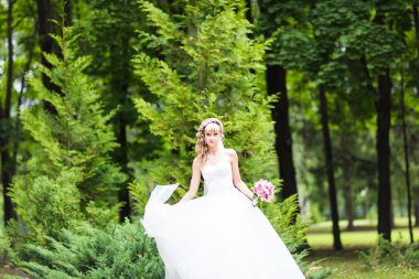 Güzel gelin düğün buket çiçek yeşil park açık havada'ile.