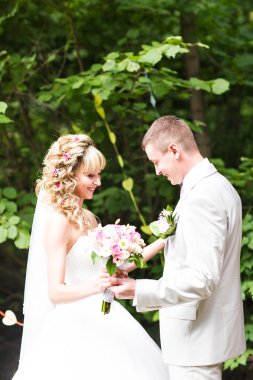 Güzel yeni evliler düğün keyfi