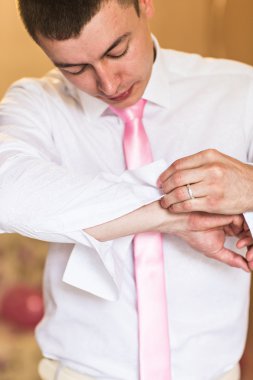 Yakın bir el adamın nasıl giyer beyaz gömlek ve kol düğmesi