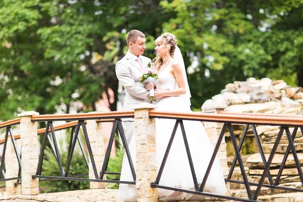 Beaux jeunes mariés profite mariage — Photo