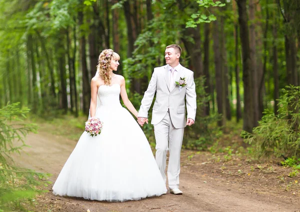 Jonge bruidspaar genieten van romantische momenten buiten op een zomer park — Stockfoto