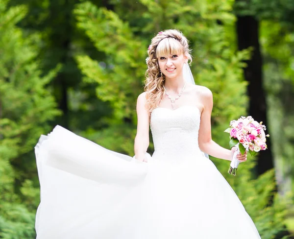 Güzel gelin düğün buket çiçek yeşil park açık havada'ile.