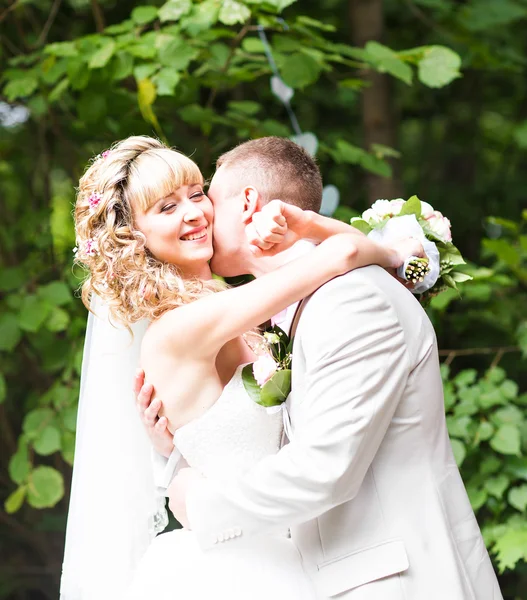 Bir yaz parkın dışında romantik anları zevk genç Düğün çifti